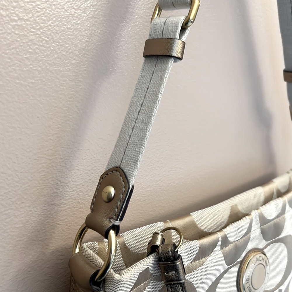 Coach Signature Canvas Crossbody Purse in New Condition - Picture 4 of 8